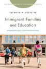 "Immigrant Families and Education" von Elżbieta M. Goździak. Kinder mit Rucksäcken gehen auf ein modernes Gebäude zu.