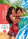 "Family Portraits" und "Mystery Colouring" stehen auf einem farbenfrohen Cover mit zwei fröhlichen Figuren und Meer.