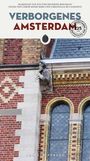 Aufschrift: "VERBORGENES AMSTERDAM". Ein Mauerrelief mit einer Figur an einer Ziegelsteinfassade.
