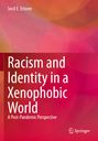 Titel: "Racism and Identity in a Xenophobic World". Rosa-rote abstrakte Hintergrundgestaltung.