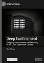 "Deep Confinement. Everyday Imprisonment and Extremity in the Close Supervision Centres." - Ben Crewe. Ein dunkler Raum mit vergittertem Fenster.