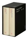 Zwei Bücher in einem schwarzen Schuber. Texte: "Thomas Mann Essays V 1939-1945", "S. Fischer". Beige Einband mit roten und blauen Titeln.