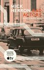 Text: "Mick Herron Bad Actors. Ein Fall für die Slow Horses. Slow Horses – Ein Fall für Jackson Lamb ansehen auf Apple TV."  
Ein schwarz-weiß Foto eines alten Taxis vor Säulen.