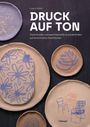 Titel: "DRUCK AUF TON: Traditionelle und experimentelle Drucktechniken auf keramischen Oberflächen." Teller mit Blumen- und Blattmustern.