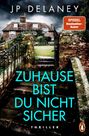 "Zuhause bist du nicht sicher". Thriller von JP Delaney. Ein dunkles Haus hinter einem verwitterten Tor und einer Treppe.