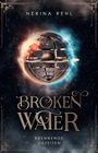 "NERINA REHL", "BROKEN WATER", "BRENNENDE GEZEITEN". Weltallhintergrund, metallische Kugel, von Feuer und Wasser umgeben.