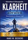 „KLARHEIT abrufen. Entscheiden in dünner Luft“ vor Bergkulisse. Mann im Anzug steht oben auf einem Gipfel.