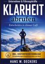 "KLARHEIT abrufen. Entscheiden in dünner Luft. Inklusive kostenlosem Download. Geschäftsmann steht auf Berggipfel."