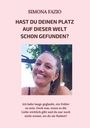 „Hast du deinen Platz auf dieser Welt schon gefunden?“ Frau lächelt, trägt Ohrringe, Hintergrund mit Baum.