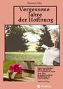 "Vergessene Jahre der Hoffnung" von Susann Nitz. Frau liest Buch im Freien; daneben Blumen auf Buch, Text erklärt Hoffnung.
