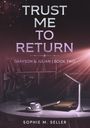 "TRUST ME TO RETURN" steht in großen Buchstaben. Darunter: "GRAYSON & JULIAN | BOOK TWO". Darunter: "SOPHIE M. SELLER". In einem lila-pink beleuchteten Raum sind ein Tisch, Bücher, eine Kaffeetasse und eine Lampe zu sehen.