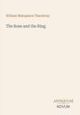 Text: "William Makepeace Thackeray, The Rose and the Ring, ANTIQUUM NOVUM". Heller Hintergrund, minimalistisch gestaltet.