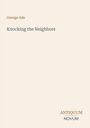 „George Ade, Knocking the Neighbors“, in schlichter Schrift. Unten rechts: „ANTIQUM NOVUM“. Einfaches, minimalistisches Design.