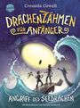 "Drachenzähmen für Anfänger: Angriff des Seedrachen". Zwei Kinder und ein Drache stehen vor einem riesigen Auge im Wasser.