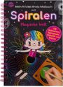 „Mein Krickel-Kratz-Malbuch mit Spiralen. Magische Welt. 10 Kratzseiten, Spirograph, Holzstift und Kratzer.“ Ein Mädchen mit regenbogenfarbenem Haar umgeben von bunten Spiralen.