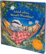 „Schlaf schön, Wassili Waschbär!“ Illustration mit Dachs und Waschbär in einer Hängematte unter Mond und Sternenhimmel.