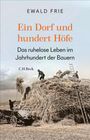 Ein Dorf und hundert Höfe. Das ruhelose Leben im Jahrhundert der Bauern. Männer auf einem großen Heuhaufen arbeitend.