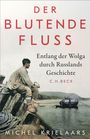 "DER BLUTENDE FLUSS" und "Entlang der Wolga durch Russlands Geschichte". Ein Mann sitzt auf einem Boot am Fluss.