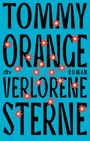 „TOMMY ORANGE VERLORENE STERNE“ in großer, schwarzer Schrift auf blauem Hintergrund mit roten Sternen.
