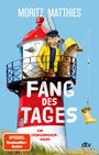 Der Text lautet: „MORITZ MATTHIES“, „FANG DES TAGES“, „EIN ERDMÄNNCHEN-KRIMI“, und „SPIEGEL Bestseller-Autor“. Zwei Erdmännchen stehen auf einem Leuchtturm.