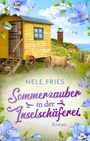 "Nele Fries, Sommerzauber in der Inselschäferei, Roman." Gelbes Häuschen, Schafe, blauer Himmel, Blumen am Rand.