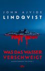 "Was das Wasser verschweigt" in Rot auf blauem Hintergrund. Oben kleine Insel mit Häusern und roter Spiegelung darunter.