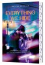 Text: "EVERYTHING WE HIDE", "Unsichtbarkeit ist ihr größter Schutz. Gesehen zu werden ihr größter Wunsch." Illustration: Ein Paar in einer Umarmung.