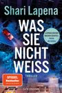 Texte: "Shari Lapena", "WAS SIE NICHT WEISS", "Thriller". Ein rotes Auto fährt auf einer nächtlichen, beleuchteten Straße.