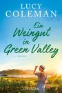 Am Himmel steht "Lucy Coleman". "Ein Weingut in Green Valley". Frau im Kleid blickt auf Weinreben und Berge im Sonnenschein.