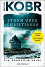 "Sturm über Christiansø" von Michael Kobr. Ein Leuchtturm im Sturm, umgeben von Wasser und einer dänischen Flagge.