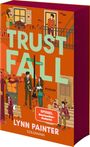 „TRUST FALL“, „SPIEGEL Bestseller-Autorin“, „Lynn Painter“, „5 AV“, „BROADWAY“, Personen und Blätter auf einem Herbstweg.