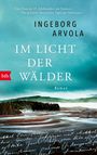 „Eine Frau im 19. Jahrhundert am Eismeer.“ Text auf Landschaft mit Wäldern und Wasser, blauer Himmel.