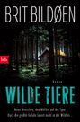 „BRIT BILDØEN“, „WILDE TIERE“, „btb“; eine Hütte steht in einem dunklen, dichten Wald.