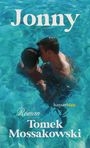 "Jonny", "Roman", "Tomek Mossakowski", "hanserblau". Zwei Männer eng umschlungen in klarem, blauem Wasser.