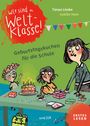 „wir sind die Welt-Klasse! Geburtstagskuchen für die Schule“. Drei Kinder mit Kuchen und Geschenken am Tisch.