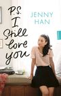 Texte: "P.S. I Still Love You", "JENNY HAN", "HANSER". Eine Frau in rosa Bluse sitzt, Bücher und Tasse neben ihr.