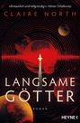 "Langsame Götter" von Claire North. Oben: Zitat von Adrian Tchaikovsky. Rakete vor roten Planeten und konzentrischen Kreisen.