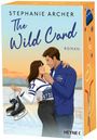 "Stephanie Archer. The Wild Card. Roman." Winterliches Paar auf Eisfläche, Frau hält Schlittschuhe, Mann in Sportjacke.