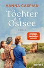 "Hanna Caspian: Töchter der Ostsee. SPIEGEL Bestseller-Autorin. Drei Frauen am Strand, Blick aufs Meer, bunte Kleider."