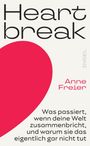 "Heartbreak" und "Anne Freier" in klarer Schrift, großer rosa Herzform, links halb abgeschnitten, moderner Stil.
