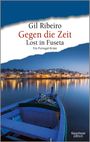 Oben Text: "Gil Ribeiro, Gegen die Zeit, Lost in Fuseta, Ein Portugal-Krimi.” Unten ein Boot vor beleuchteter Küste.