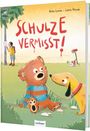 "Schulze vermisst!" in roter Schrift. Ein Plüschbär und ein Hund sitzen im Gras, ein Junge klebt ein Plakat an eine Laterne.