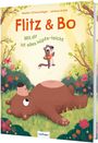 „Flitz & Bo: Mit dir ist alles hüpfe-leicht“. Ein freudiger Marder springt über einen liegenden, entspannenden Bär.