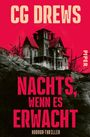 "CG Drews. Nachts, wenn es erwacht. Horror-Thriller. Piper." Illustration eines düsteren Hauses auf rotem Hintergrund.