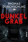 Text: „THOMAS DURCHSCHLAG DUNKEL GRAB THRILLER PIPER“. Eine Graböffnung, umgeben von Wald bei Vollmond.