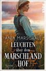 Titel: "Leuchten über dem Marschlandhof". Frau in traditioneller Kleidung, Sonnenuntergang im Hintergrund.