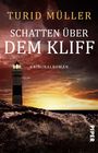 „Turid Müller: Schatten über dem Kliff. Kriminalroman.“ Ein Leuchtturm an einer Küste bei Sonnenuntergang.