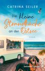 „Catrina Seiler, Die kleine Strandküche an der Ostsee, Roman.“ Ein Foodtruck am Strand, davor ein Hund, Hintergrund Meer.