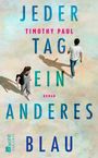"Jeder Tag ein anderes Blau" von Timothy Paul. Zwei Personen gehen auf sandigem Hintergrund, ihre Schatten sind sichtbar.