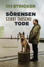"Sven Stricker: Sörensen stirbt tausend Tode. Kriminalroman. Ein Mann in Parka neben einem Hund am Wasser bei grauem Himmel."
